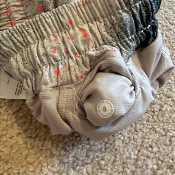 Lululemon hotty hot shorts 2.5 inch low waist size 8, fit more like a 6. - Picture 3 of 3